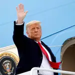 El presidente saliente de EE UU, Donald Trump, saluda antes de abordar el Air Force One