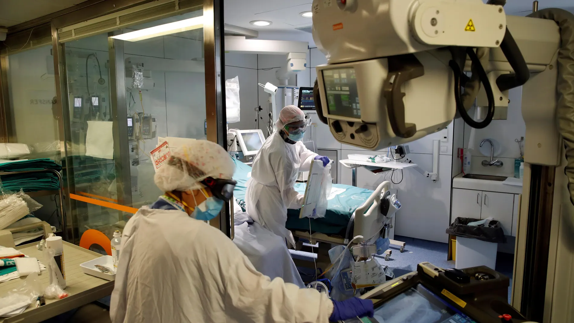 GRAFCAT7201. BARCELONA, 19/01/2021.- Profesionales sanitarios trabajan en una de las UCI del Hospital Clínic de Barcelona para pacientes covid, este martes, cuando los indicadores epidémicos en Cataluña han vuelto a mejorar por segundo día consecutivo, aunque el número de pacientes en las UCI aún aumenta y ya se ha situado en cifras similares al pico de la segunda ola, con 590 pacientes graves de COVID, 40 más que ayer. EFE/Toni Albir