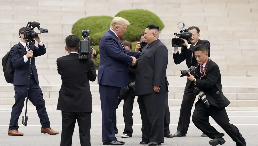 El presidente de Estados Unidos, Donald Trump, se reúne con el líder norcoreano, Kim Jong Un, en la zona desmilitarizada que separa las dos Coreas, en Panmunjom, Corea del Sur, el 30 de junio de 2019