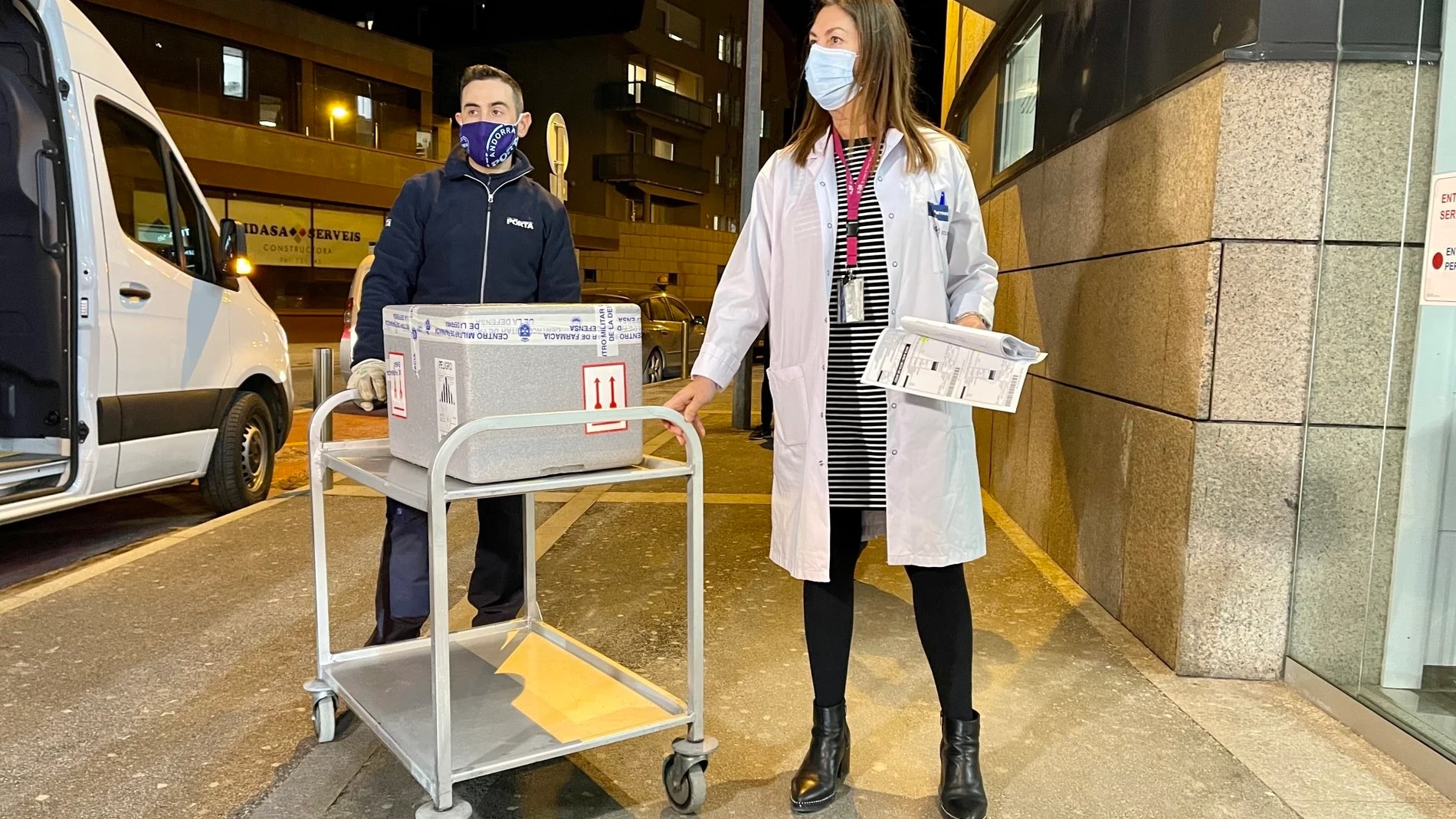 España revenderá 30.000 vacunas a Andorra. En la imagen, varias dosis llegan al Hospital Nostra Senyora de Meritxell.
