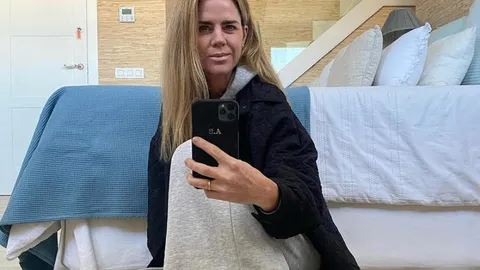 Amelia Bono con zapatillas de firma española.