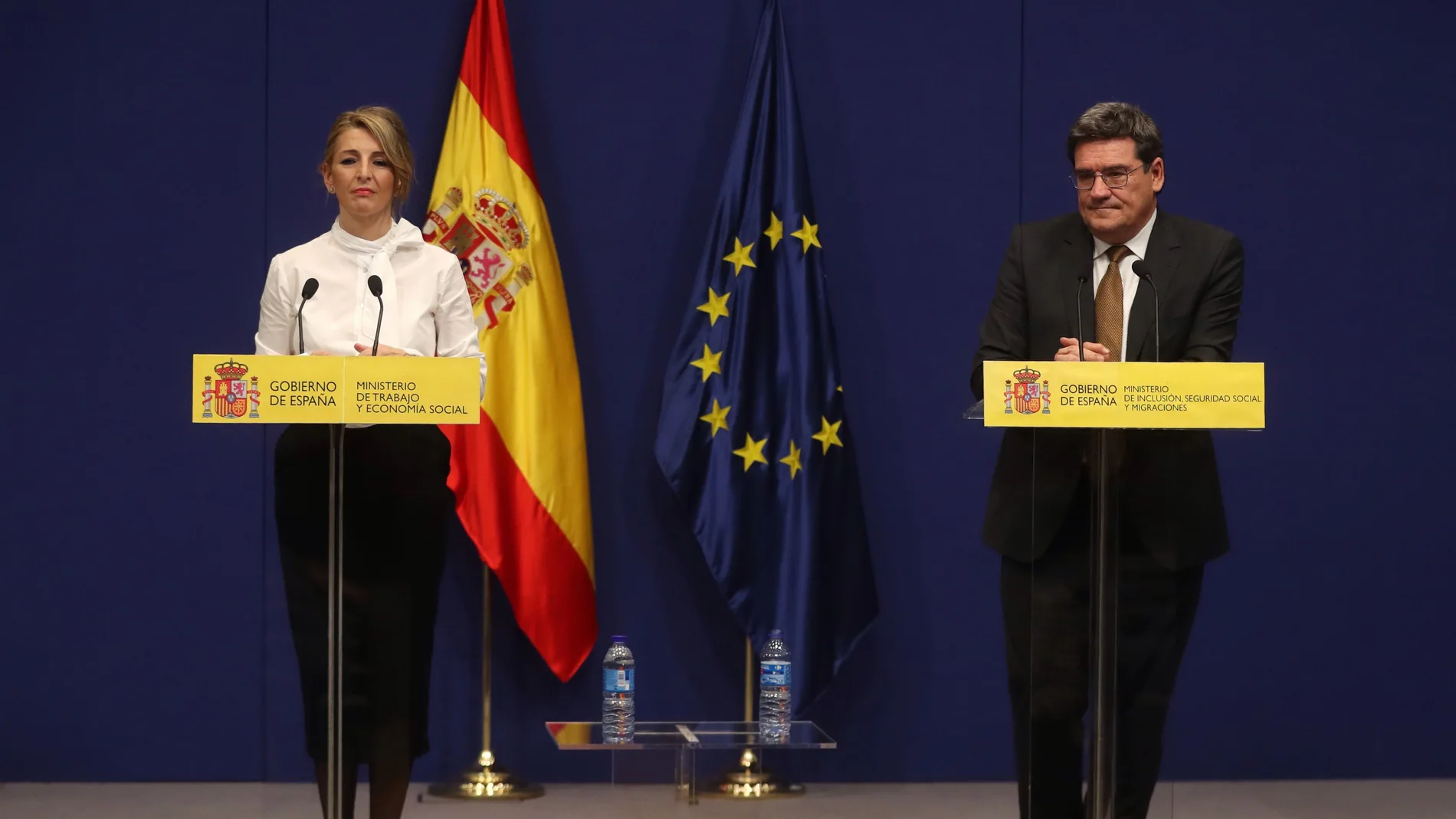 La ministra de Trabajo y Economía Social, Yolanda Díaz (i), y el ministro de Inclusión, Seguridad Social y Migraciones, José Luis Escrivá