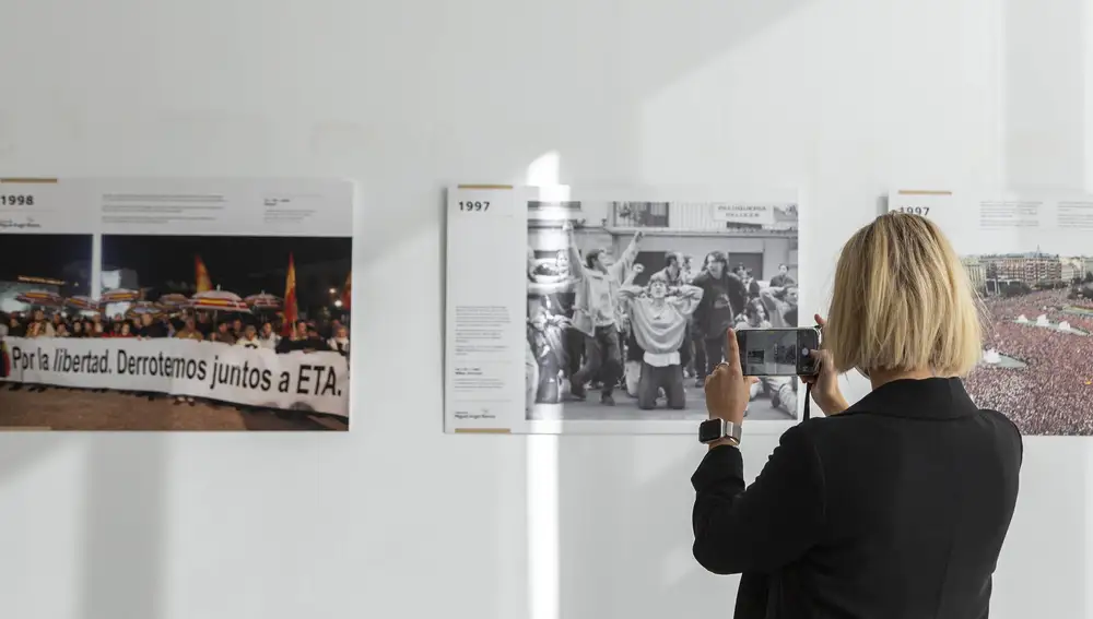 Inauguración de la exposición fotográfica 'La voz de las manos blancas
