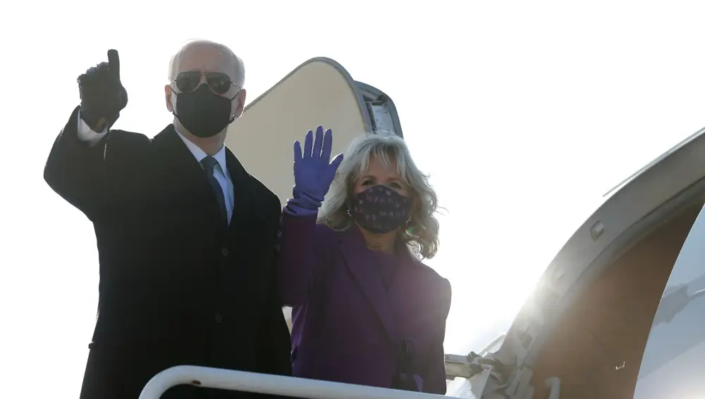 Joe Biden y su esposa Jill suben al avión que los llevó a Washington
