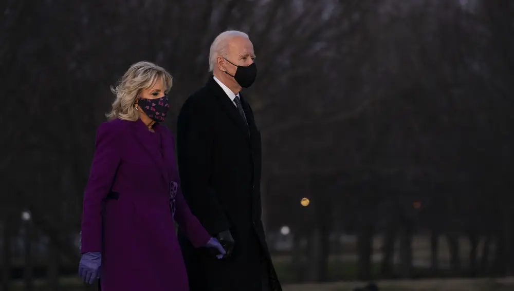 Joe y Jill Biden, en el homenaje a las víctimas de la Covid-19. (AP Photo/Evan Vucci)