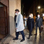 La portavoz del Gobierno regional y coordinadora autonómica de Ciudadanos, Ana Martínez Vidal (2I), entra al Palacio de San Esteban para reunirse con el presidente de la Comunidad y socio de gobierno, Fernando López Miras, Murcia (España), a 20 de enero de 2022. La reunión ha tenido lugar dos horas después de que el consejero de Salud de Murcia, Manuel Villegas anunciara su dimisión tras la polémica suscitada por la vacunación del consejero de Salud, Manuel Villegas, y de otros funcionarios y altos cargos de la Consejería y del Servicio Murciano de Salud (SMS).20 ENERO 2021;MURCIA;PP;CIUDADANOS;TRÁFICO DE INFLUENCIASJavi Carrión / Europa Press20/01/2021
