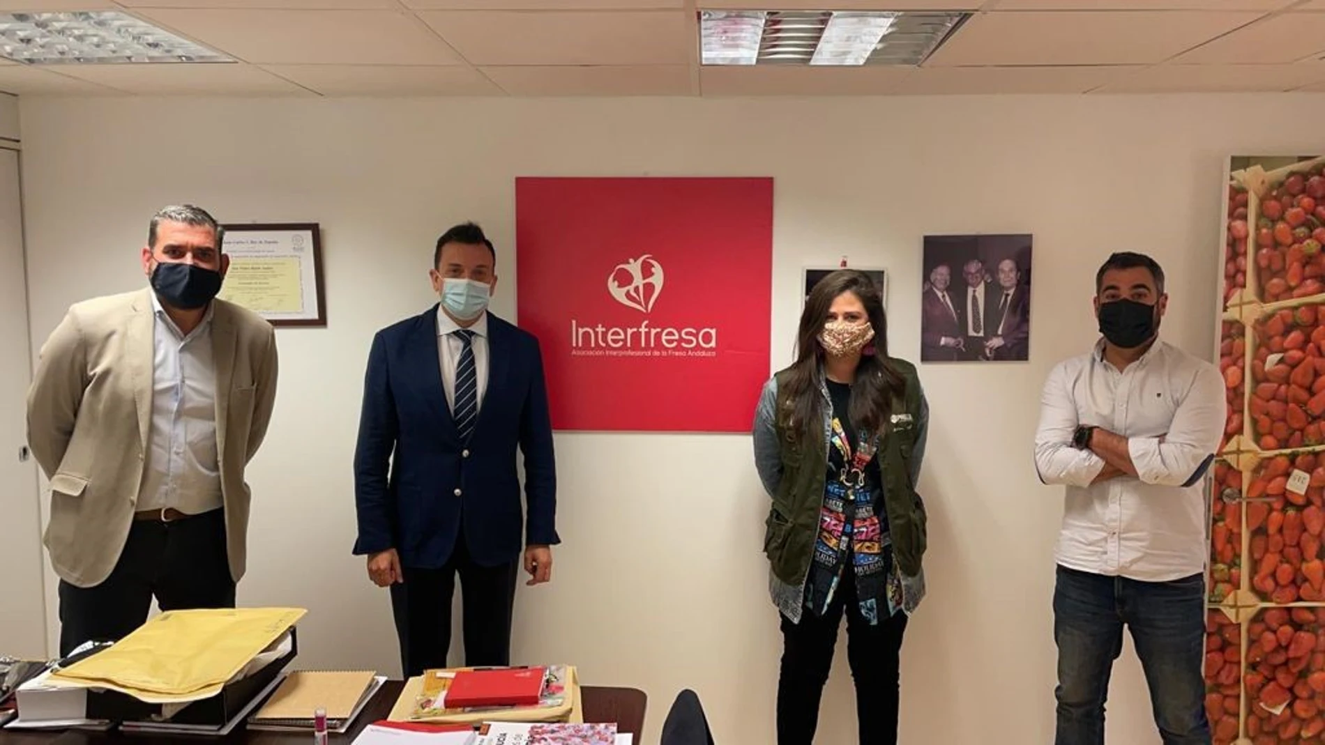 El director de Fundación Caja Rural del Sur, Emilio Ponce, y el gerente de Asociación Interprofesional de la Fresa Andaluza (Interfresa), Pedro Marín, entre otros representantes de ambas instituciones