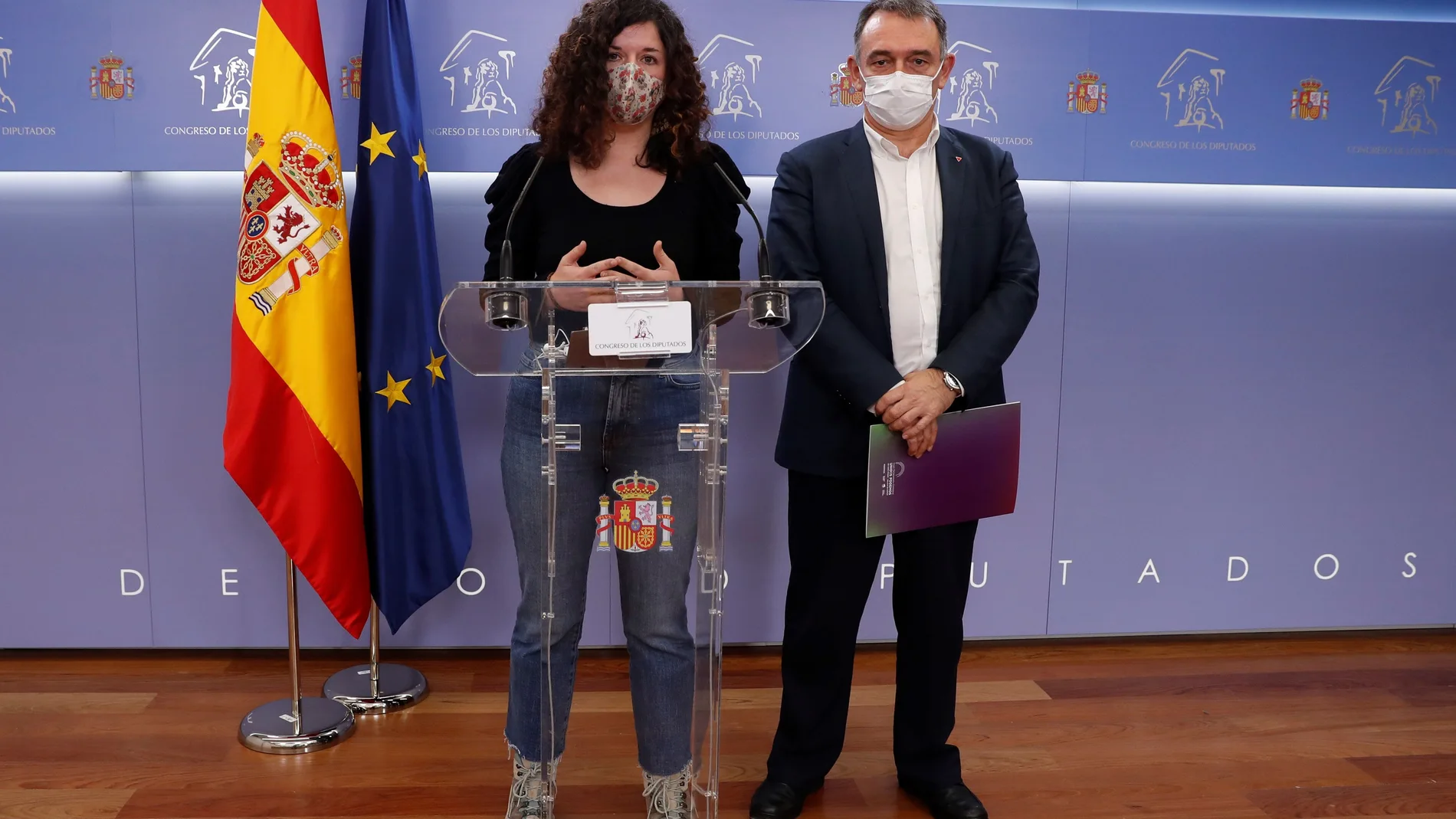 Los diputados de Unidas Podemos Sofía Castañón y Enrique Santiago dan una rueda de prensa este miércoles en el Congreso de los Diputados