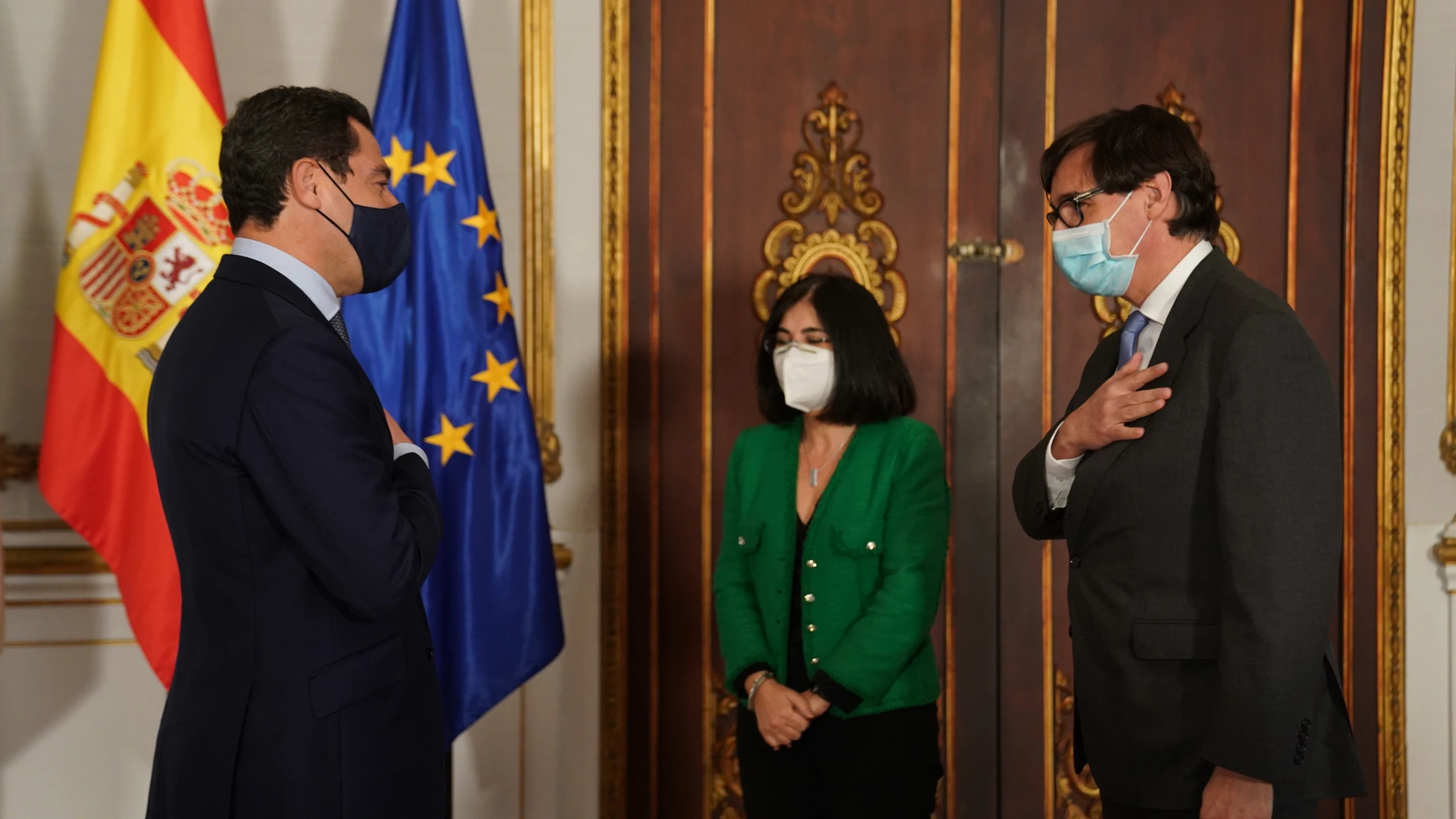 El ministro de Sanidad, Salvador Illa, con el presidente de la Junta de Andalucía, Juan Manuel Moreno, ayer, antes del Consejo Interterritorial de Salud