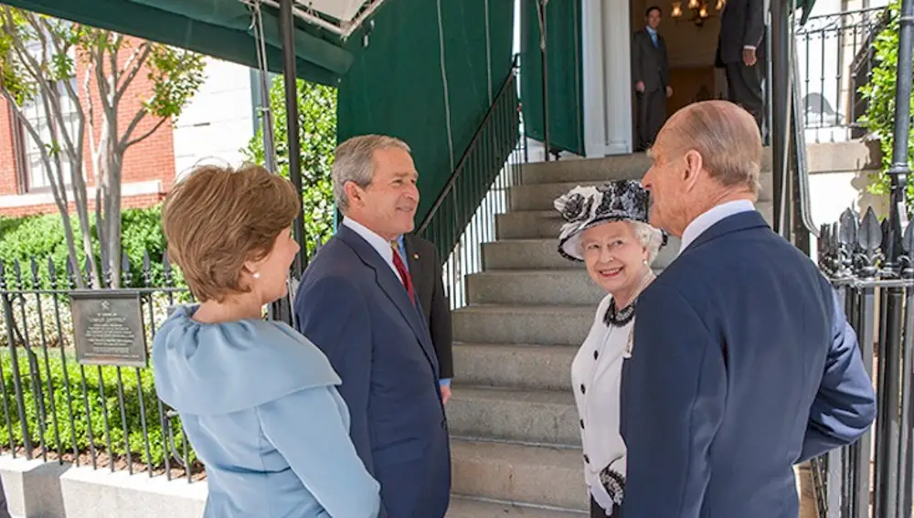 El matrimonio Bush recibe a la reina Isabel II y su esposo el Duque de Edimburgo a las puertas de Blair House, en Washington
