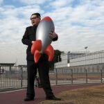 Kim Jong Un paseando con un misil hinchable
