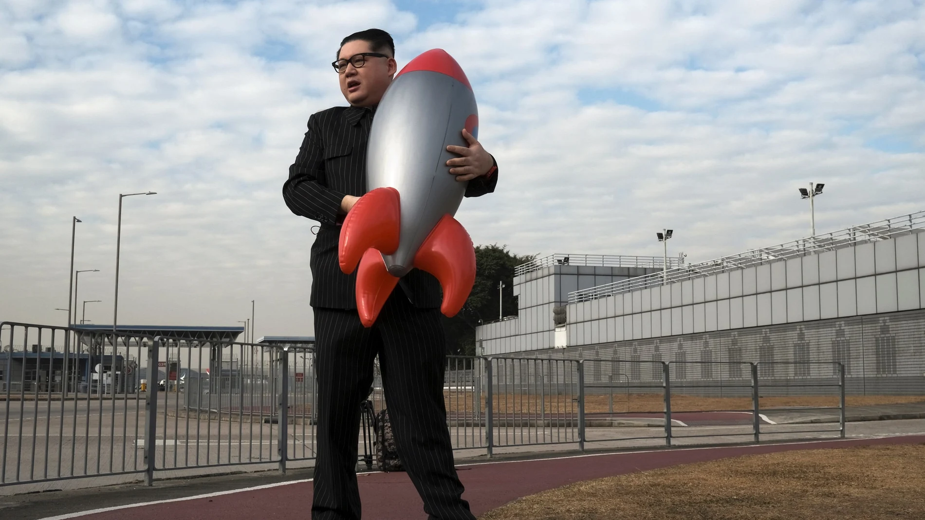 Kim Jong Un paseando con un misil hinchable