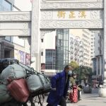 Un vendedor en la entrada de Han Zheng Jie, una zona peatonal de Wuhan, China