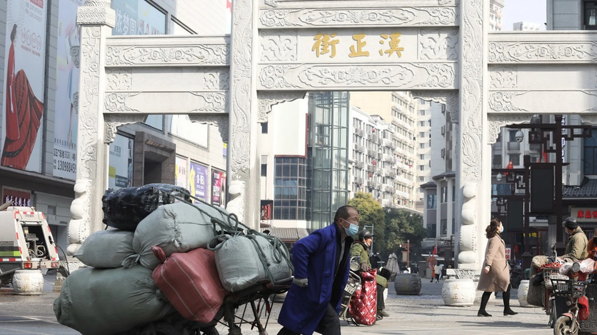 Un vendedor en la entrada de Han Zheng Jie, una zona peatonal de Wuhan, China