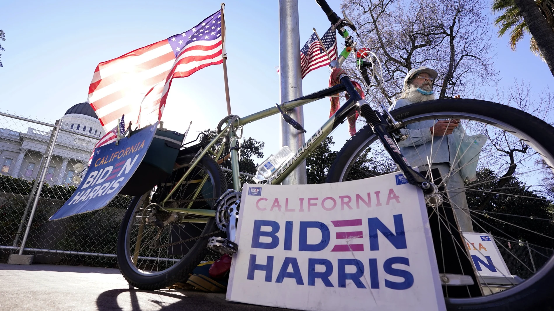 Un seguidor de Biden celebra la toma de posesión del nuevo presidente en Sacramento (California)