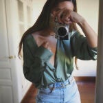 Rocío Osorno con la camisa satinada de Zara que te hace el look.