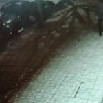 "El Pasteles" en acción reventando con una maza un escaparate comercial