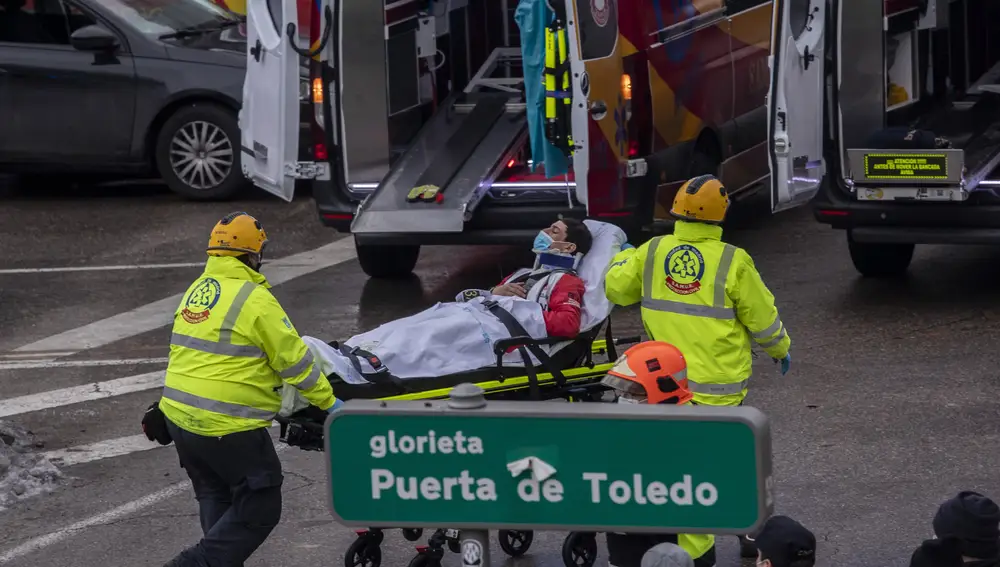 Los efectivos del Samur-Protección Civil han atendido a once heridos, uno de ellos grave que ha sido trasladado al Hospital de La Paz