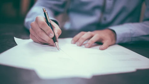 Una persona firma un contrato