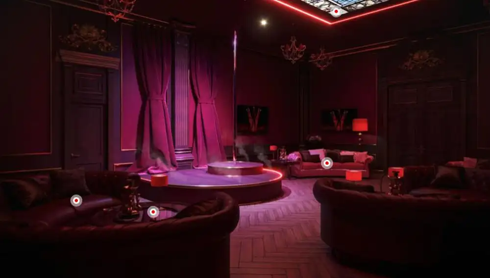 La sala roja, incluye un escenario y una barra de striptease