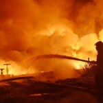 Los bomberos extinguen un incendio en Homs, una de las ciudades más golpeados durante la guerra