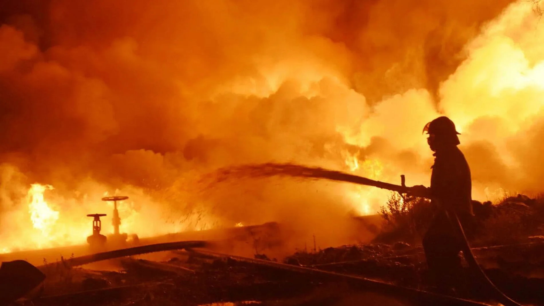 Los bomberos extinguen un incendio en Homs, una de las ciudades más golpeados durante la guerra