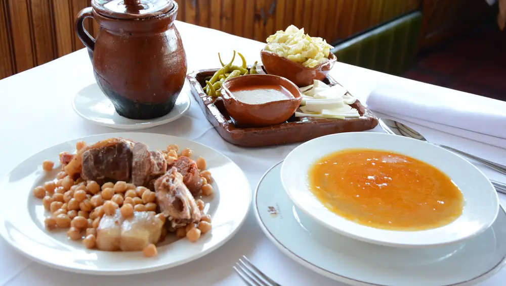 El cocido madrileño es uno de los platos clásicos del restaurante La Cañada, en Boadilla del Monte, Madrid