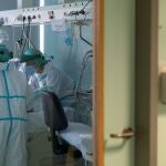 Varios sanitarios atiende a un paciente en la Unidad de Cuidados Intensivos (UCI) dedicada a ingresados por covid del Hospital Miguel Servet de Zaragoza.
