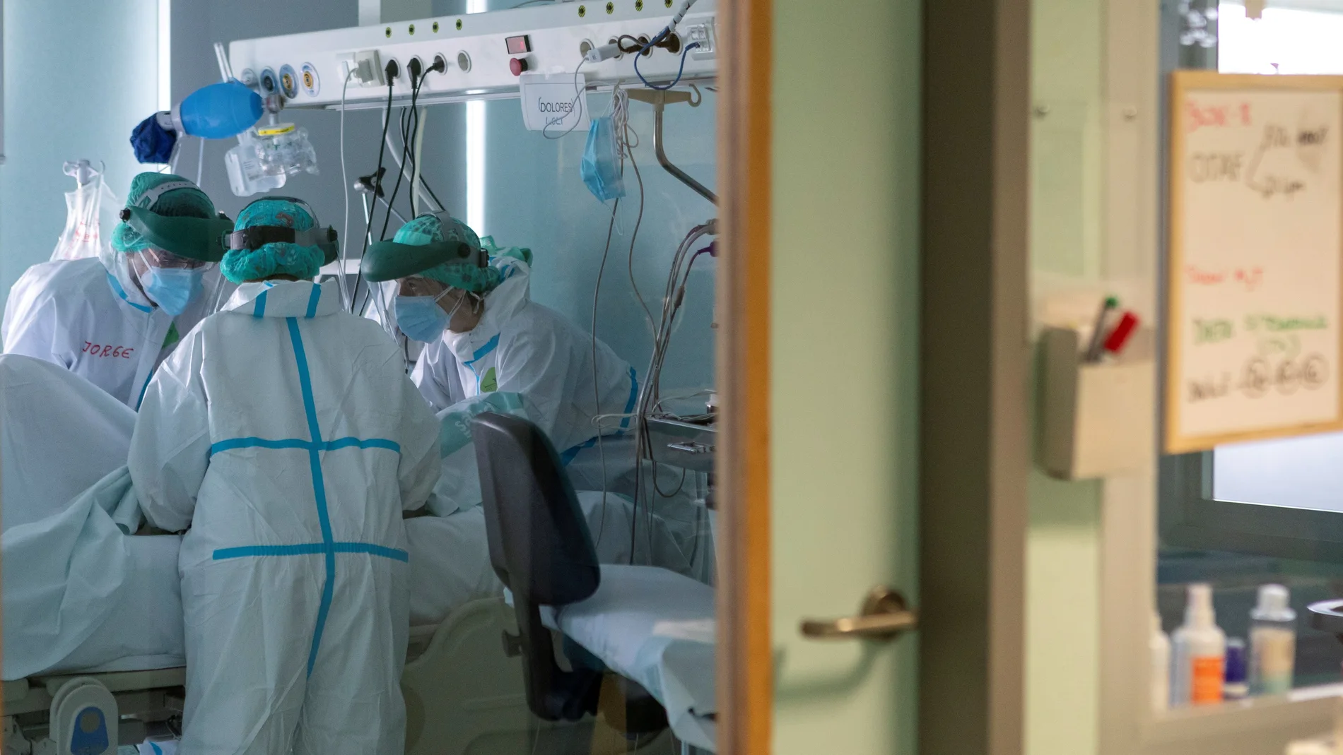 Varios sanitarios atiende a un paciente en la Unidad de Cuidados Intensivos (UCI) dedicada a ingresados por covid del Hospital Miguel Servet de Zaragoza.