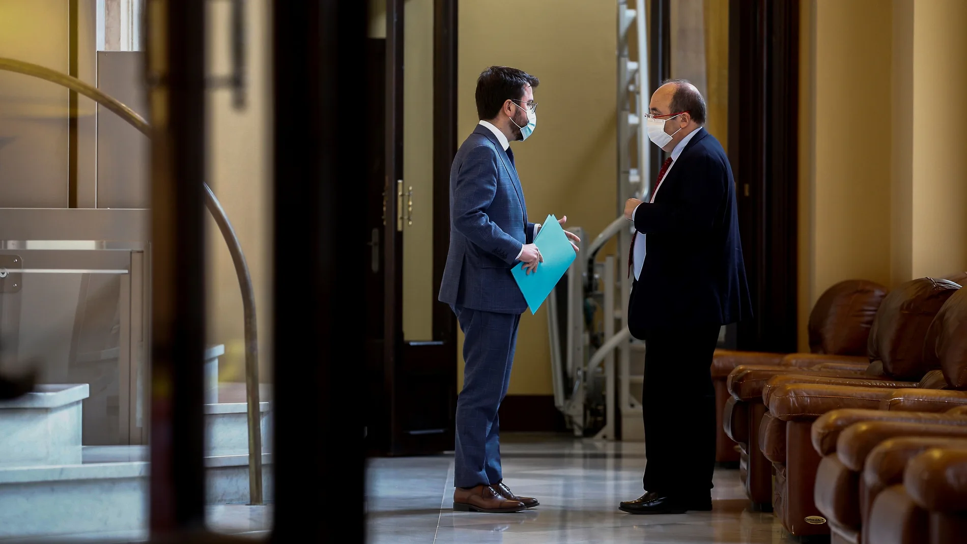 El vicepresidente del Govern con funciones de Presidente, Pere Aragonés (i) habla con el presidente del grupo parlamentario de Socialistes Units per Avançar, Miquel Iceta (d) en el Parlament.