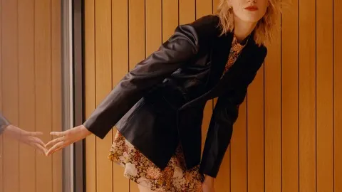 El vestido mini de segundas rebajas de Zara perfecto para chicas bajitas.