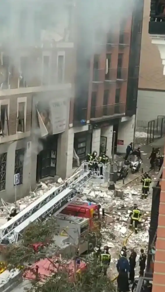 Los bomberos del Ayuntamiento de Madrid evalúan daños del edificio en la explosión de la calle Toledo