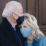 Biden abraza a su mujer en la toma de posesión