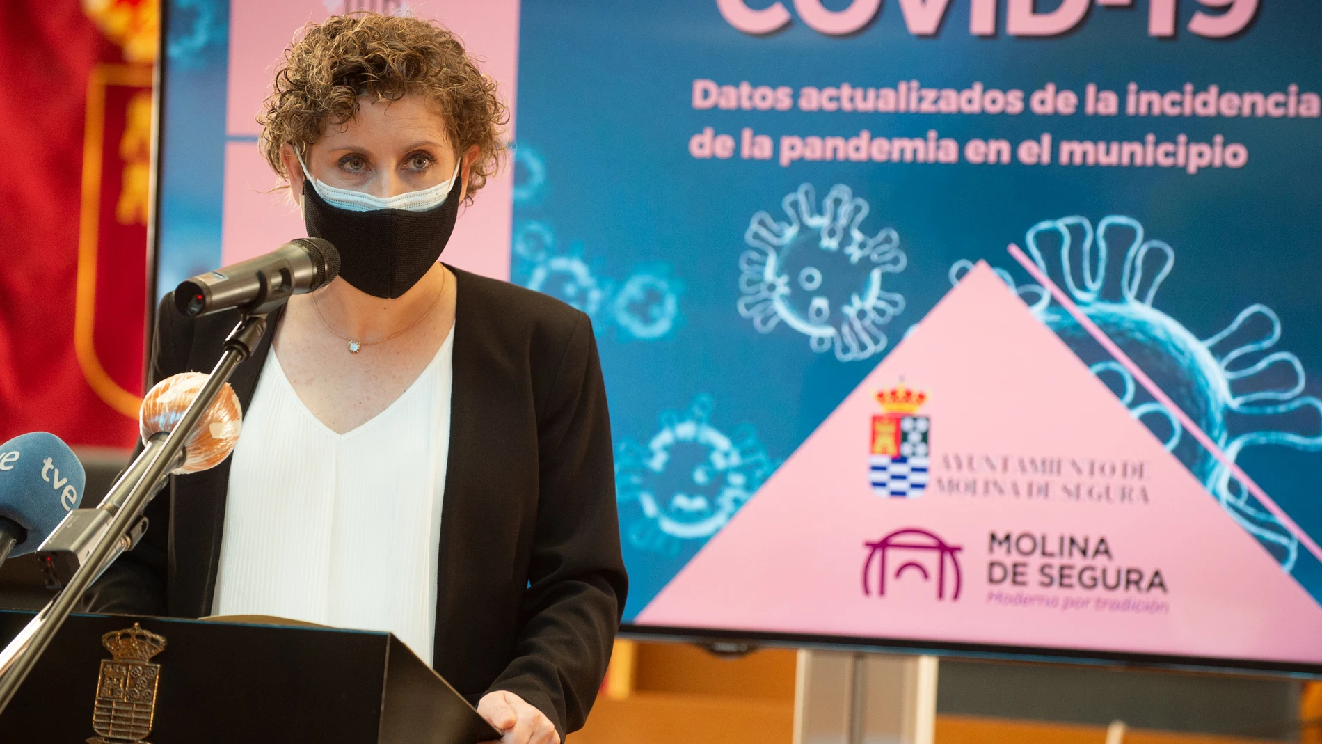 La alcaldesa socialista de Molina de Segura, Esther Clavero, durante una rueda de prensa, en Murcia (España), a 21 de enero de 2021