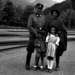 Una imagen del matrimonio Charlotte y Otto Wächter con sus hijos durante la Segunda Guerra Mundial