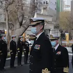 El rey Felipe VI a su llegada hoy en Cádiz al Instituto Hidrográfico de la Marina, el organismo del Ministerio de Defensa encargado de realizar y conservar la cartografía náutica nacional