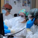 Médicos de Urgencias del Hospital Pío del Río Hortega de Valladolid avisan a los familiares de uno de los enfermos de Covid-19