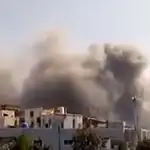 Imagen del humo gris provocado por el incendio en la fábrica de vacunas