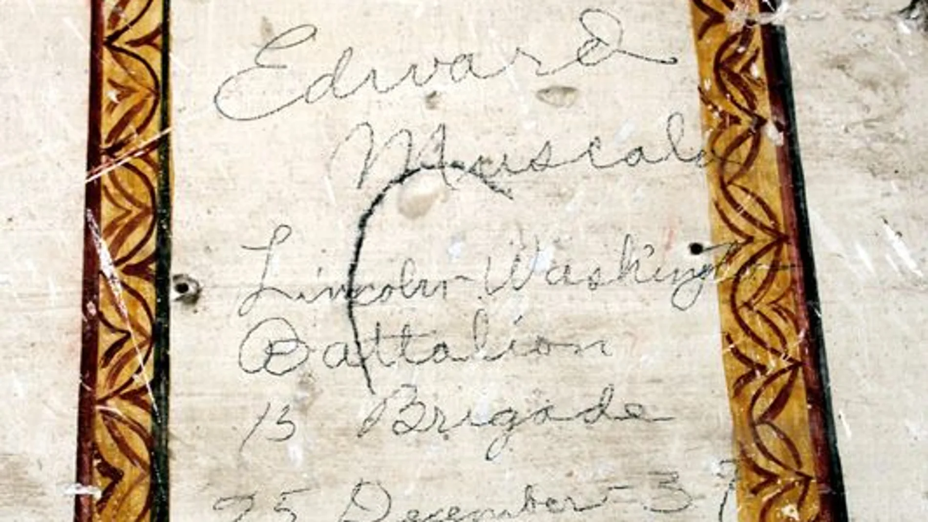 La inscripción que el brigadista Edward Muscala realizó en una ermita el día de Navidad de 1937 antes de ser cubierta con pintura negra en 2020