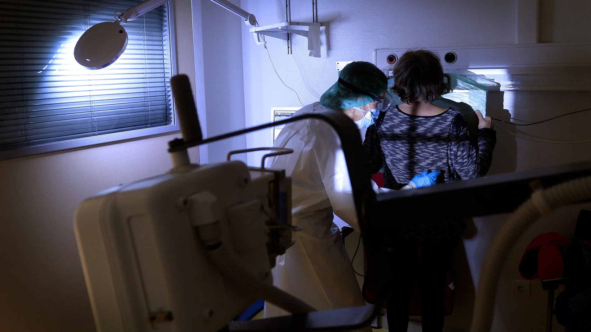 Una técnica de rayos X del Hospital Pío del Rio Hortega de Valladolid, realiza una placa a una mujer con síntomas de Covid-19 EFE/NACHO GALLEGO.