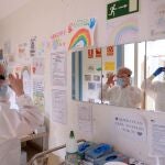Dos sanitarios se colocan los EPIS momentos antes de entrar en la zona de Urgencias, del Hospital Pío del Rio Hortega de Valladolid