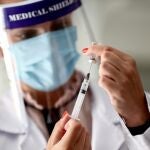 Una enfermera prepara una dosis de vacuna contra la covid-19 durante el proceso de inmunización de adultos mayores en Sao Paulo (Brasil)