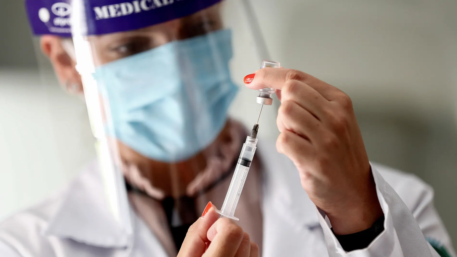 Una enfermera prepara una dosis de vacuna contra la covid-19 durante el proceso de inmunización de adultos mayores en Sao Paulo (Brasil)