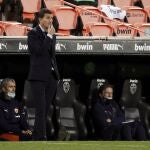 El técnico del Valencia, Javi Gracia, tendrá dos bajas seguras por covid-19 para enfrentarse al Elche.