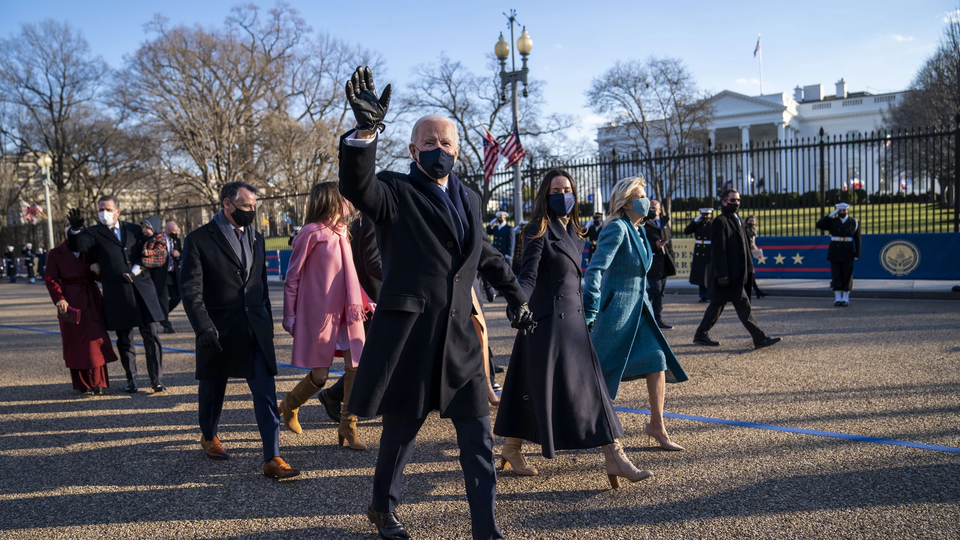 El presidente Joe Biden y la primera dama Jill Biden junto a parte de su familia a las afueras de la Casa Blanca