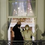 El Presidente Joe Biden y la primera dama Jill Biden observan los fuegos artificiales en la Casa Blanca.