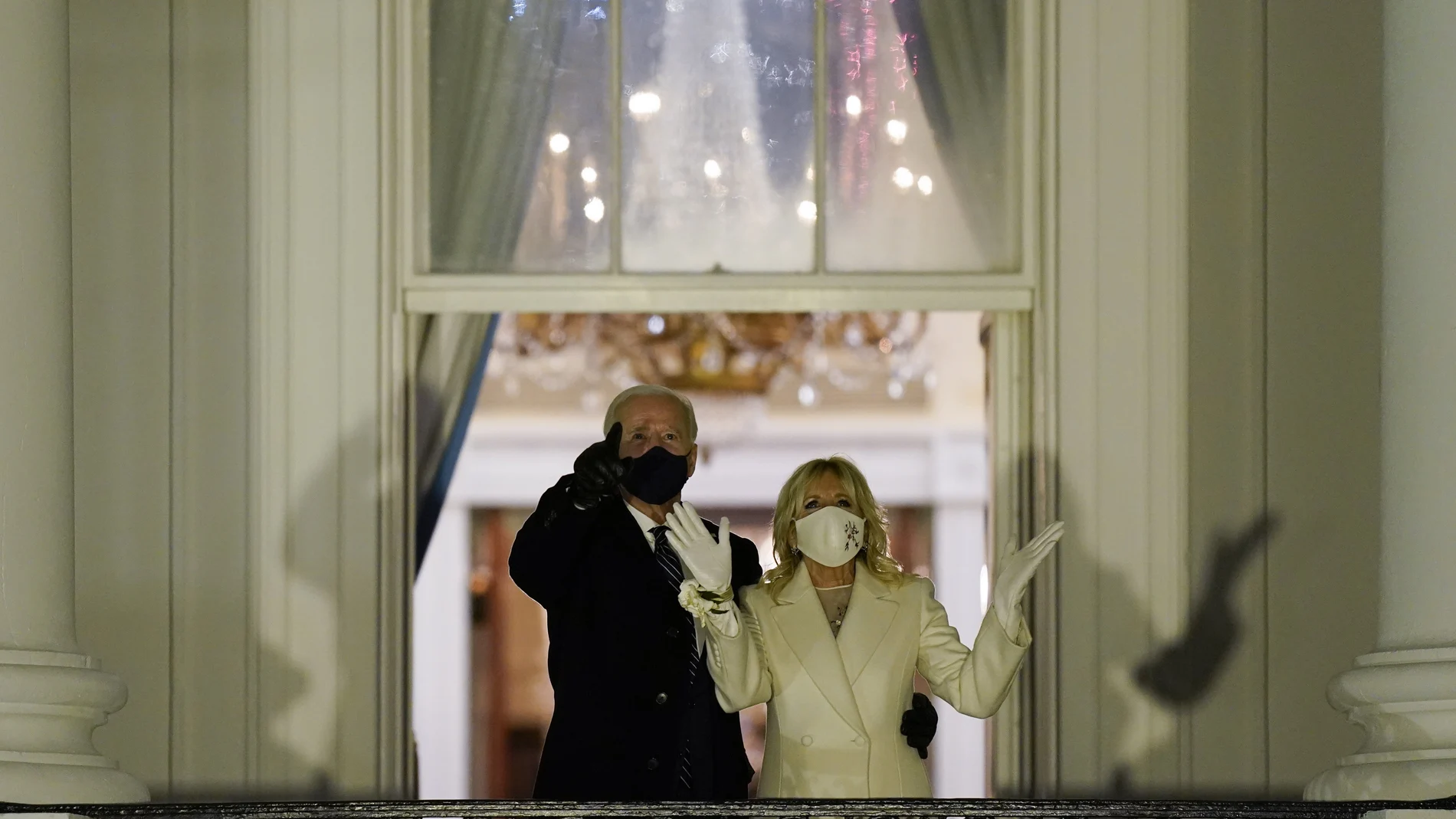 El Presidente Joe Biden y la primera dama Jill Biden observan los fuegos artificiales en la Casa Blanca.