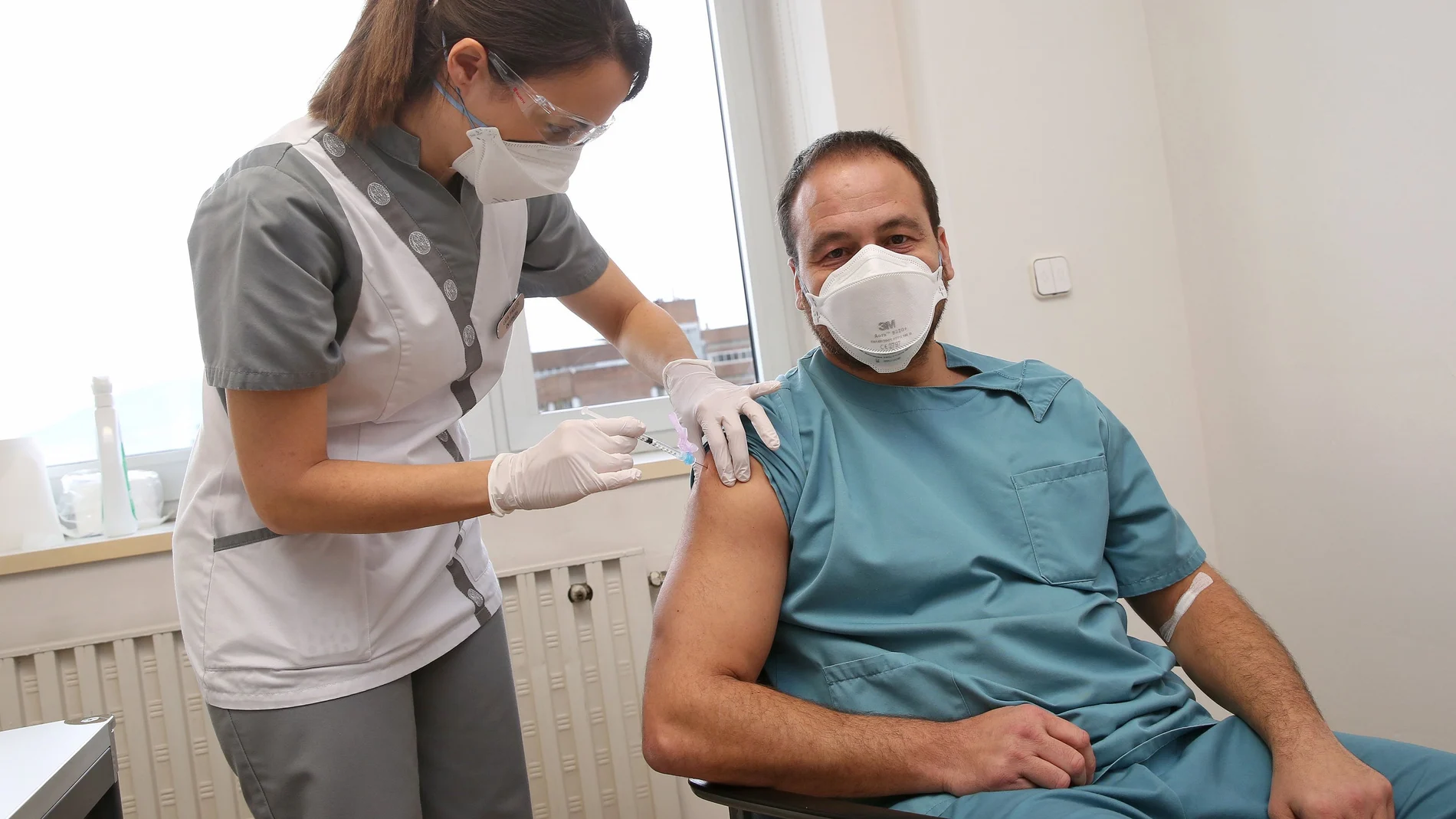 Los profesionales de la Clínica Universidad de Navarra comienzan a recibir la vacuna contra la Covid-19