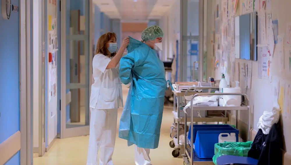 Una enfermera ayuda a una médico de Urgencias durante la covid