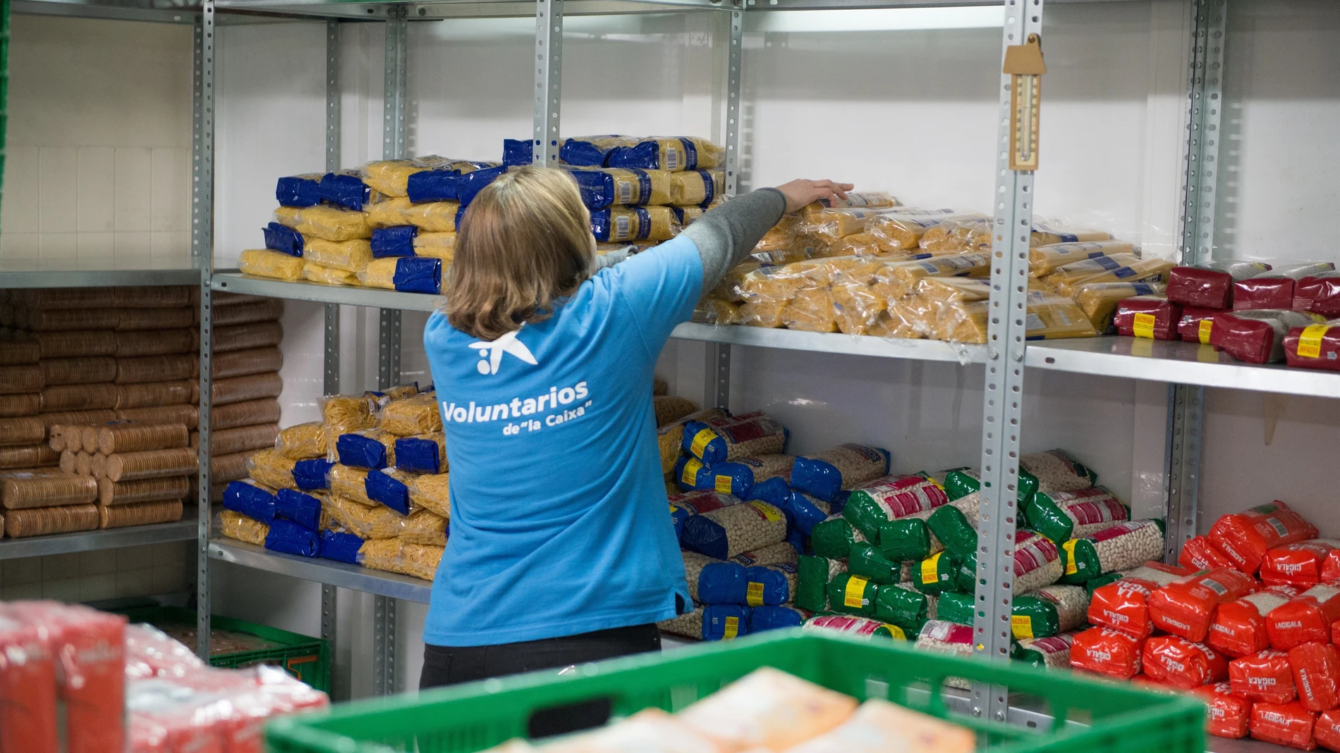 Una voluntaria de CaixaBank en un banco de AlimentosCAIXABANK22/01/2021